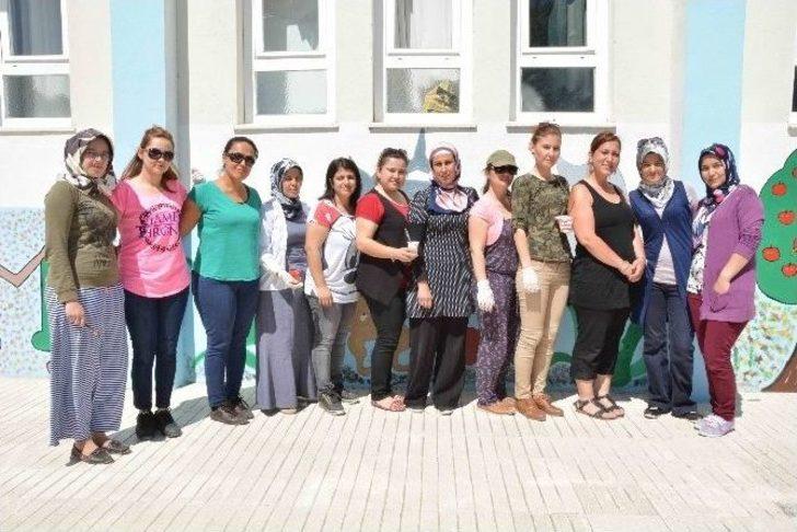 Fırçaları İle Köy Okullarını Güzelleştiriyorlar G1