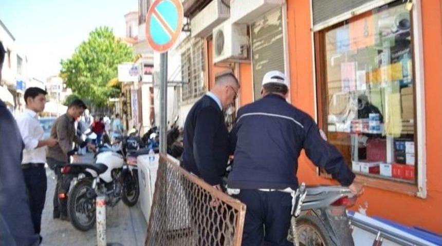 Ayvalık&rsquo;ta Trafik Ekipleri Tescilsiz Motosiklete Taviz Vermiyor