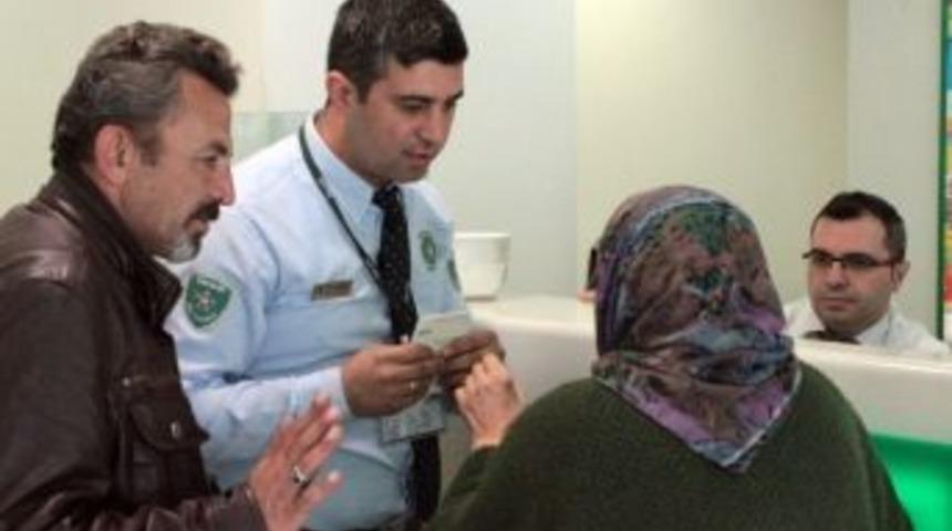 Telaşlı Tavırları, Yaşlı Kadını Dolandırılmaktan Kurtardı