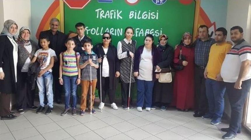 Esenyurt Belediyesi&rsquo;nden G&ouml;rme Engelli Vatandaşlara Trafik Eğitimi