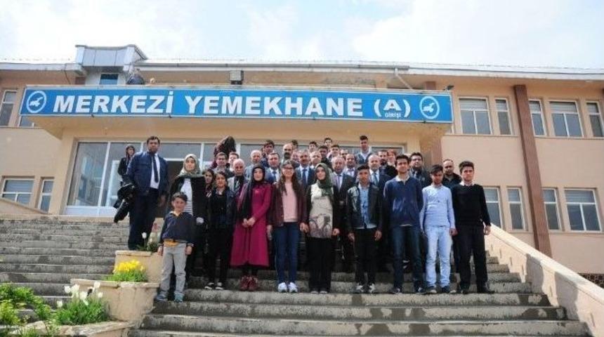 Yy&uuml; Rekt&ouml;r&uuml; Battal T&uuml;bitak Yarışmalarında Dereceye Giren &Ouml;ğrencilerle Bir Araya Geldi