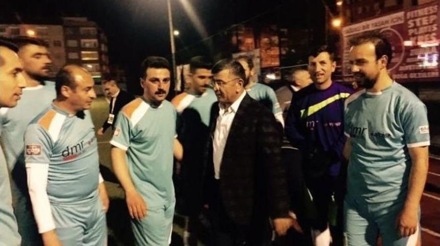 Niğde Belediye Başkanı Faruk Akdoğan, Futbol Turnuvasını Yakından Takip Ediyor