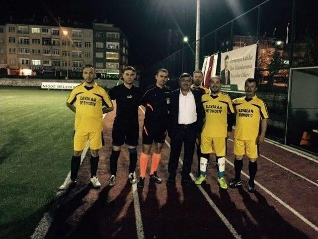 Niğde Belediye Başkanı Faruk Akdoğan, Futbol Turnuvasını Yakından Takip Ediyor 1