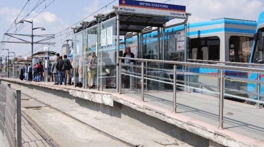 Baygınlık Ge&ccedil;iren Kadın Tramvayın Altına D&uuml;şt&uuml;