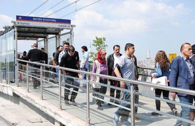 Baygınlık Geçiren Kadın Tramvayın Altına Düştü