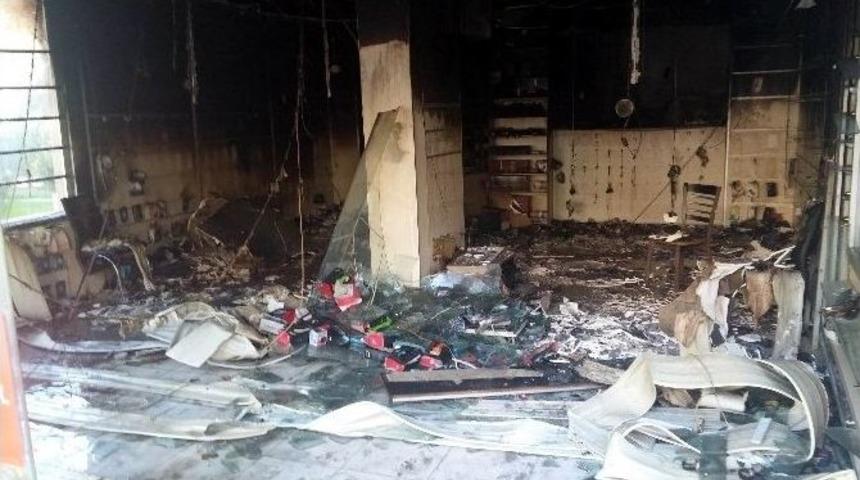 Manisa&rsquo;da Bir İş Yeri K&uuml;l Oldu