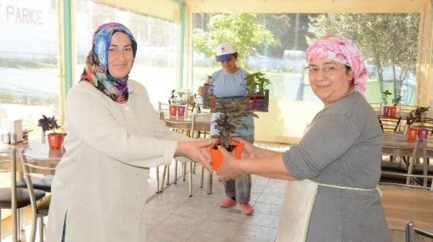 Yunusemre Belediyesi&rsquo;nden Esnafa &Ccedil;i&ccedil;ek Hediyesi