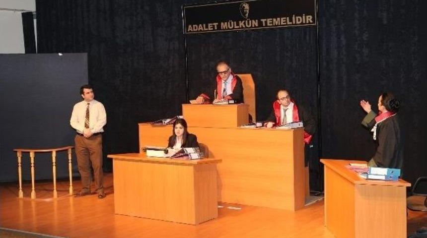 Turgutlu&rsquo;da &rsquo;duruşma Başlıyor&rsquo; Oyunu Beğenildi