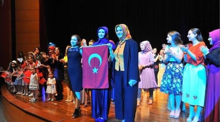 &Ouml;ğrencilerden Geleneksel Dokulu Defile