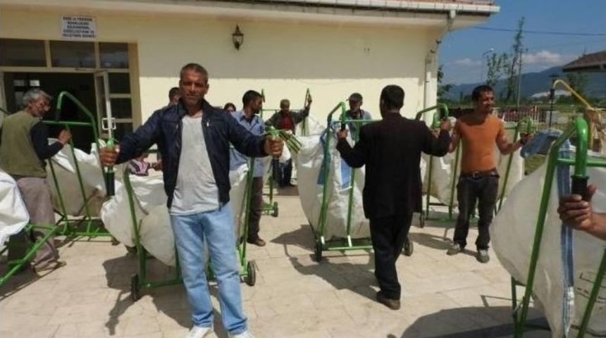 Romanlar At Arabalarını Bırakıp El Arabaları İle &Ccedil;alışmaya Devam Ediyor