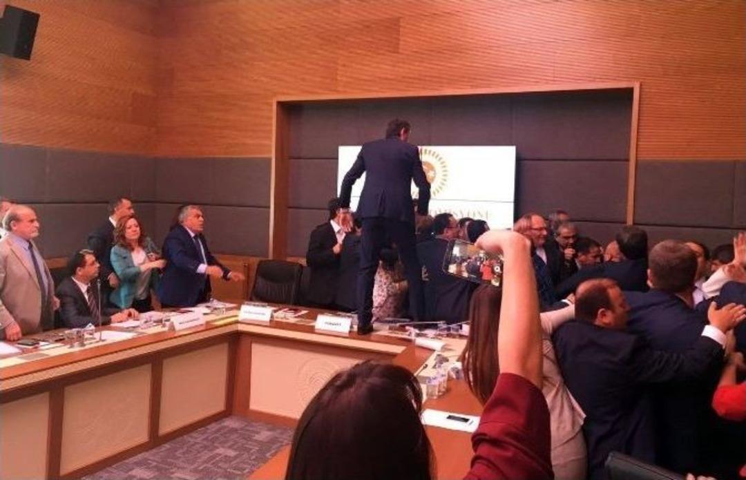 Anayasa Komisyonu&rsquo;nda Kavga &Ccedil;ıktı