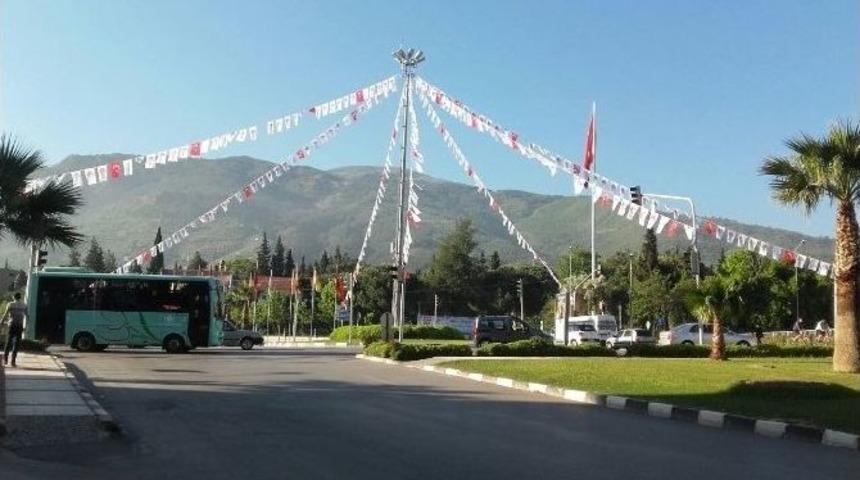 Manisa Sokakları Siyah Beyaz Bayraklarla Donatılıyor