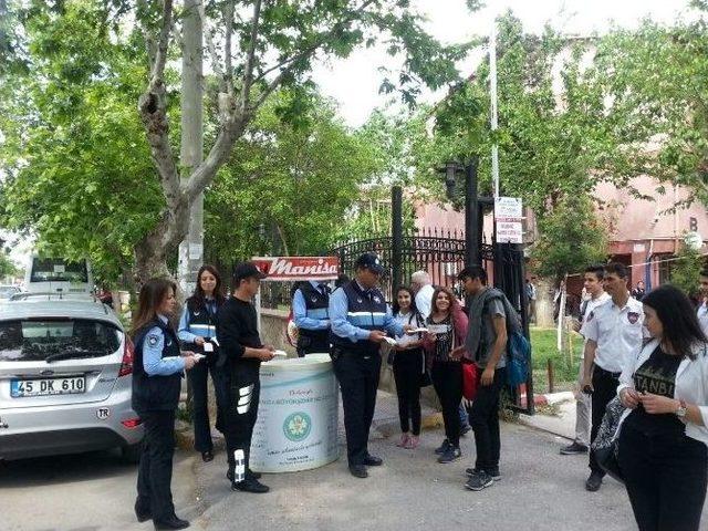 Manisa Sokakları Siyah Beyaz Bayraklarla Donatılıyor