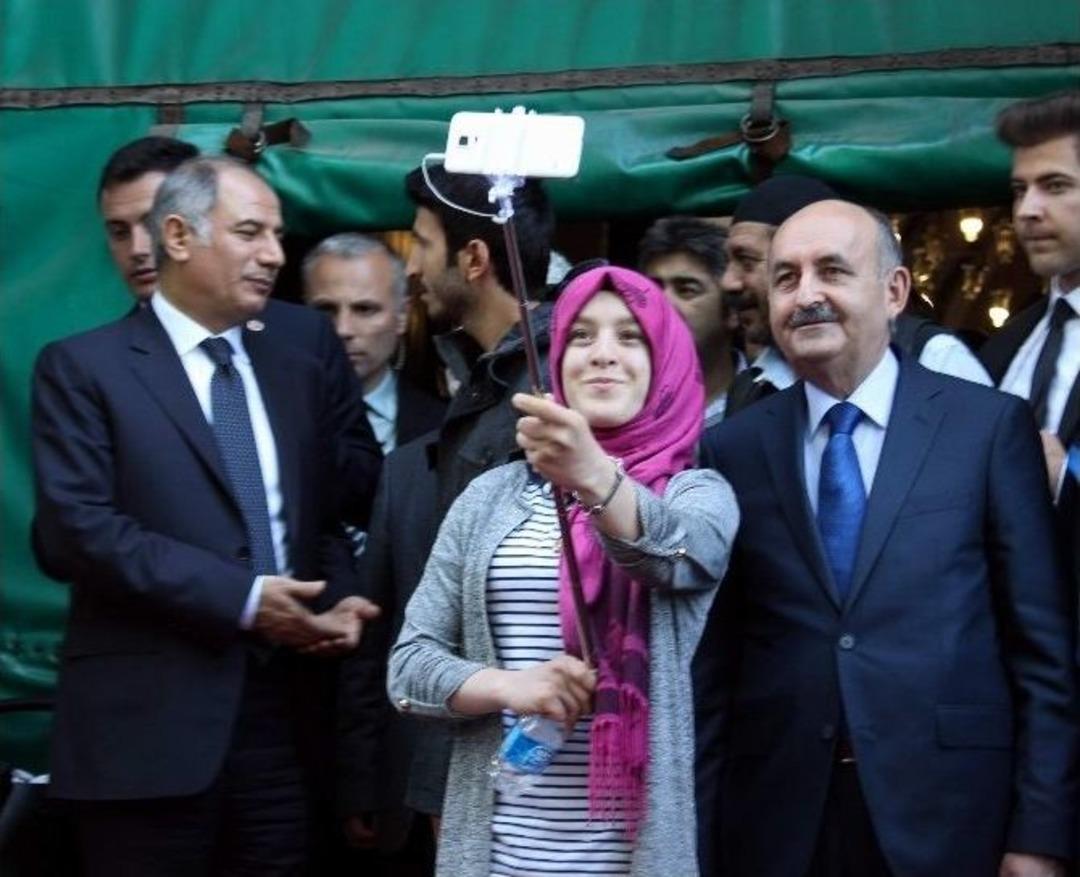 Bakan Ala Ve M&uuml;ezzinoğlu Ulucami&rsquo;de Namaz Kıldı