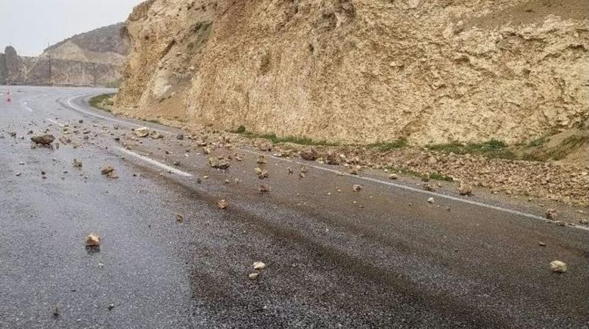 Adilcevaz-ahlat Yoluna D&uuml;şen Taşlar Tehlike Oluşturuyor