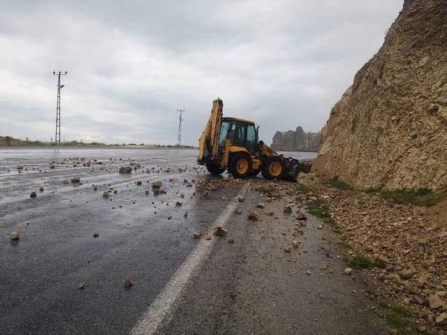 Adilcevaz-ahlat Yoluna Düşen Taşlar Tehlike Oluşturuyor