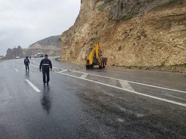 Adilcevaz-ahlat Yoluna Düşen Taşlar Tehlike Oluşturuyor