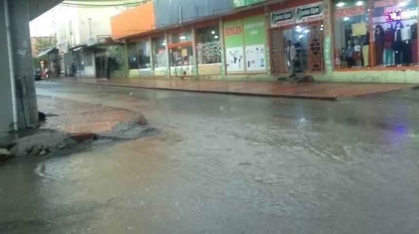 Silvan&rsquo;da Sağanak Yağış Hayatı Olumsuz Etkiledi