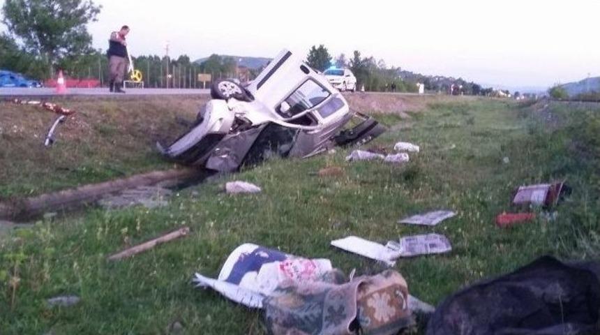 Ara&ccedil; Yol Kenarındaki Su Kanalına Yuvarlandı: 1 Yaralı