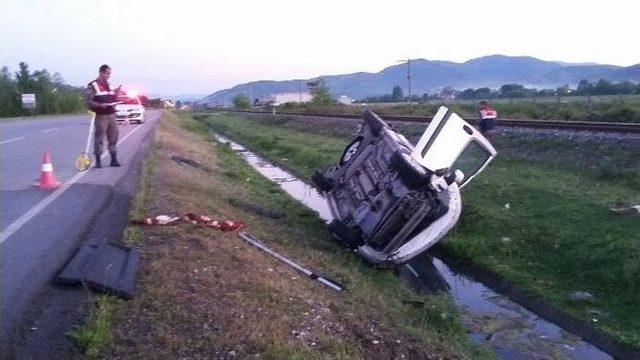 Araç Yol Kenarındaki Su Kanalına Yuvarlandı: 1 Yaralı