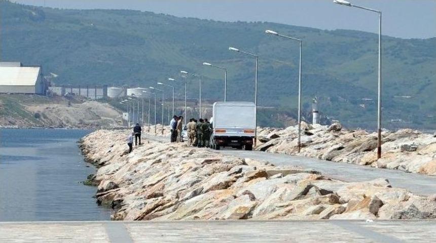 1 G&uuml;nl&uuml;k Bebeğini Yastıkla Boğup Denize Attı