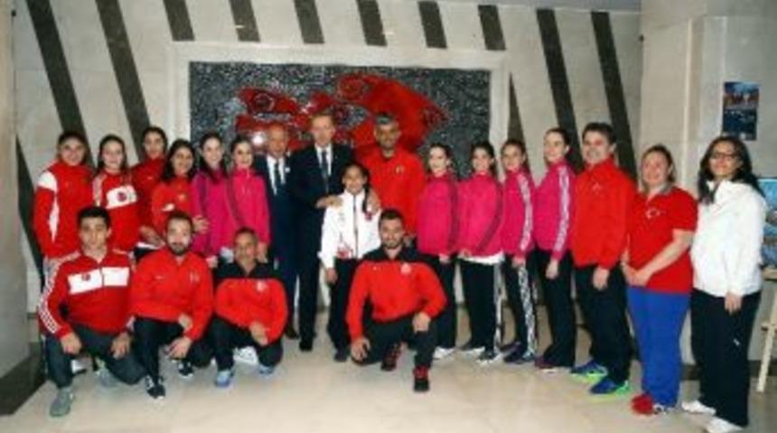 Cumhurbaşkanı Erdoğan, A Milli Bayan Karate Ve Bucaspor Oyuncuları İle Hatıra Fotoğrafı &Ccedil;ektirdi