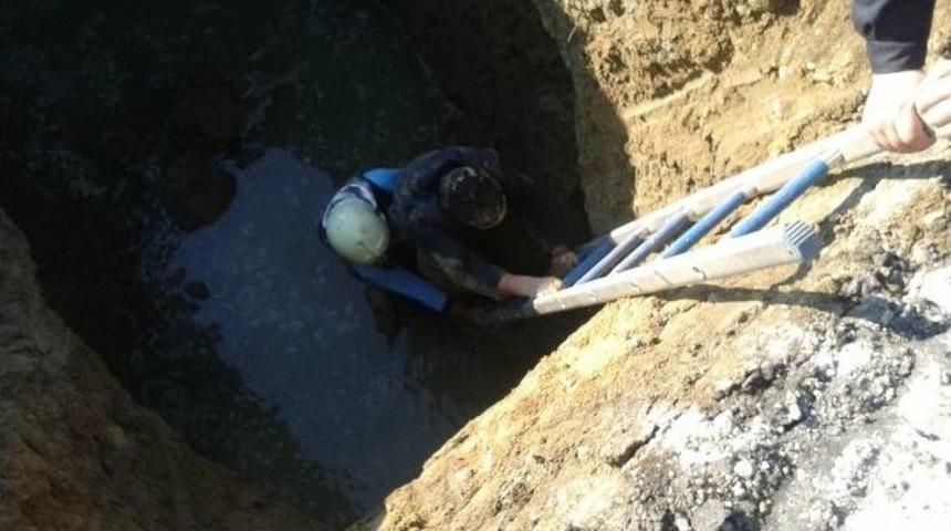 &Ccedil;ukura D&uuml;şen Yaşlı Adamı İtfaiye Kurtardı