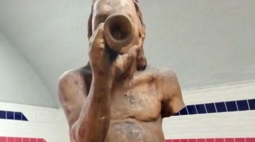 İzmir&rsquo;de M&uuml;stehcen Ahşap Heykel Tartışması