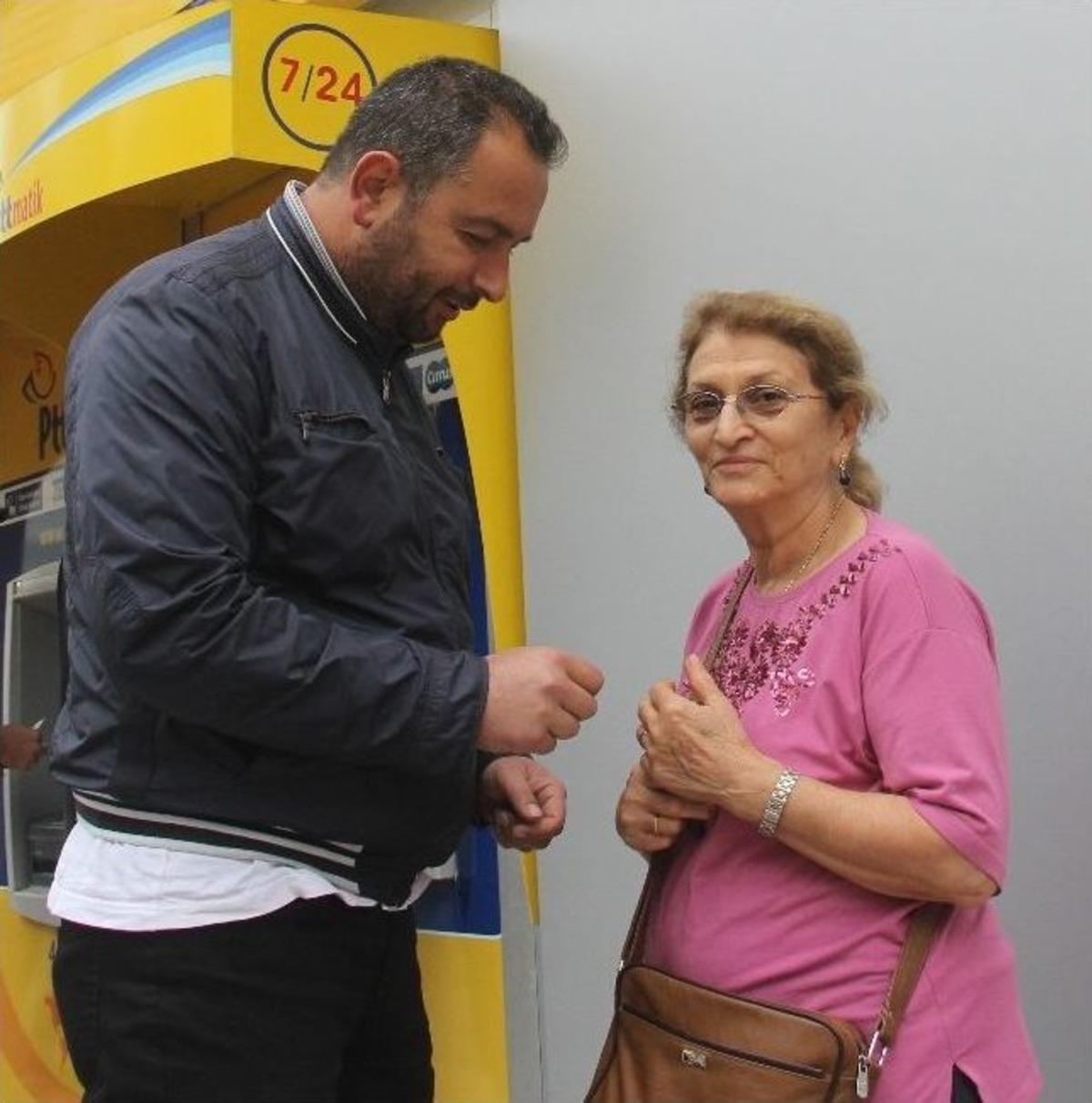 Ger&ccedil;ek Polise İnanmadı, Sahte Polis Evini Bile Sattırdı