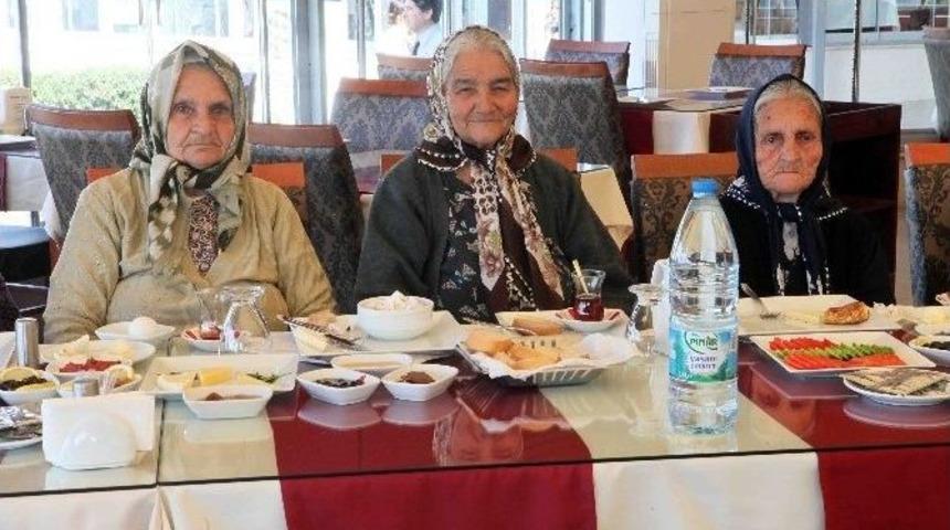 &ldquo;yalan D&uuml;nya&rdquo; Sandıkları D&uuml;nya Barış Anıtı&rsquo;nı Gezdiler