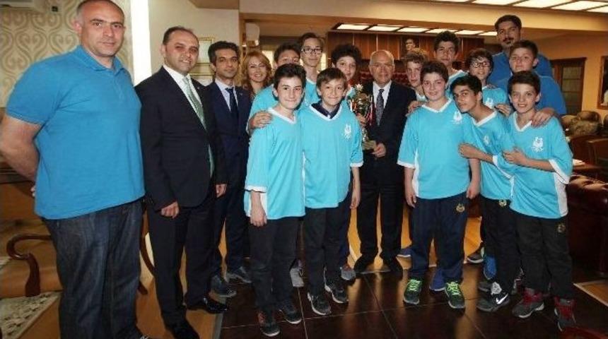 T&uuml;rkiye 2&rsquo;incileri Sevin&ccedil;lerini Yaşar&rsquo;la Paylaştı