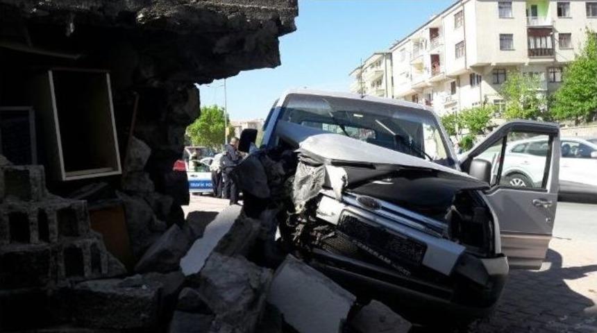 Direksiyon Hakimiyetini Kaybeden Kamyonet Bah&ccedil;e Duvarına &Ccedil;arparak Durabildi