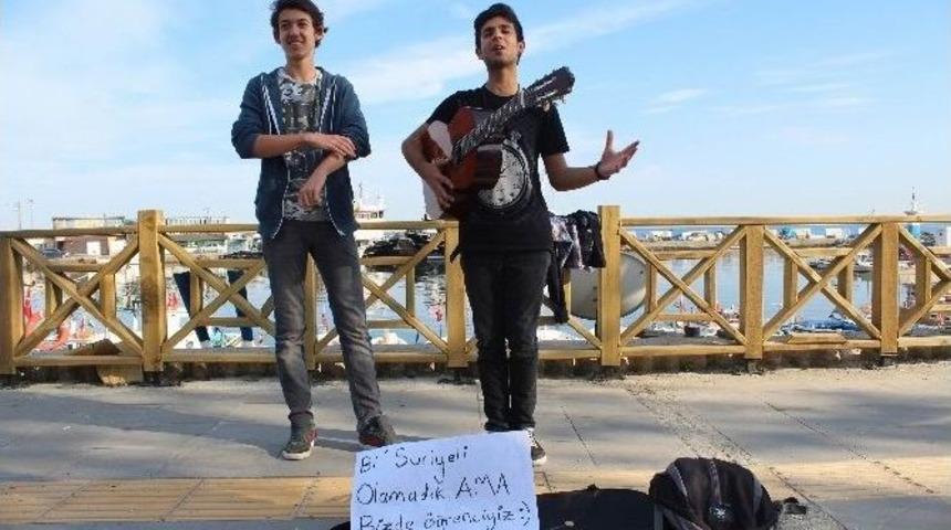 &Ouml;ğrencilerden Tebess&uuml;m Ettiren Pankart