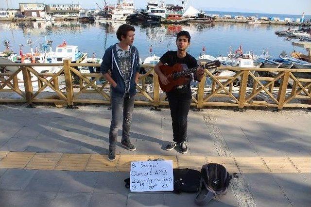 Öğrencilerden Tebessüm Ettiren Pankart