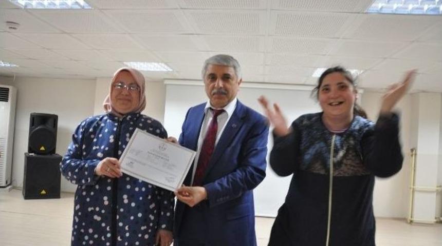 İşaret Dili Kursiyerleri Belgelerini Aldı