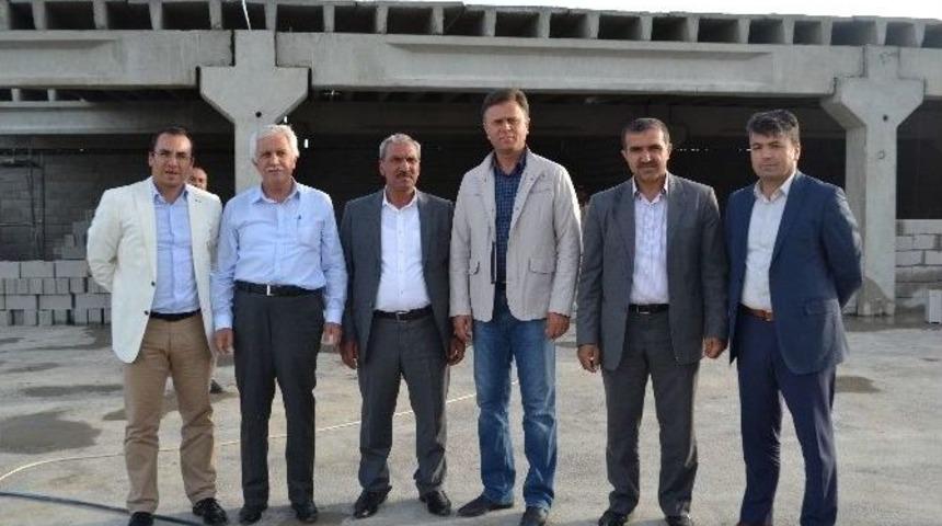 Kaymakam Kaya Ve Başkan Toprak Yeni Mezbahanenin Duvarını İş&ccedil;ilerle Birlikte &Ouml;rd&uuml;