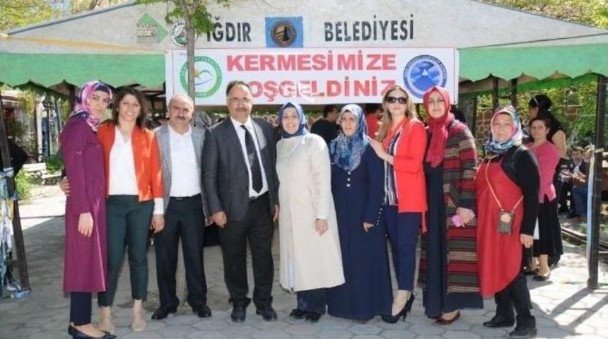 Iğdır &Uuml;niversitesi Ve Iğdır Girişimci Kadınlar Derneği Kermes D&uuml;zenledi