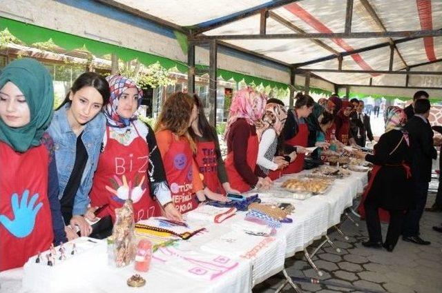 Iğdır Üniversitesi Ve Iğdır Girişimci Kadınlar Derneği Kermes Düzenledi
