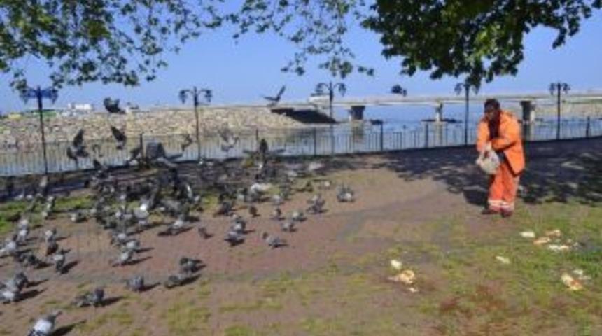 Temizlik İş&ccedil;isinden &Ouml;rnek Davranış