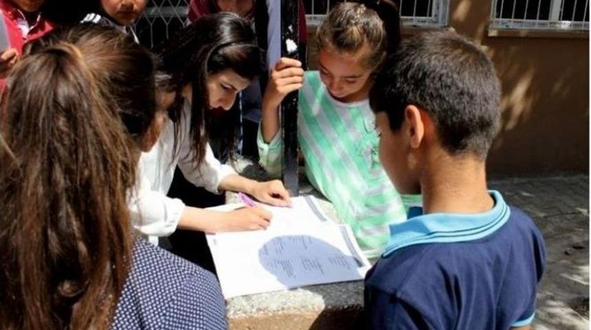 Kahta&rsquo;da İngilizce Kitap Okuma Yarışması D&uuml;zenlendi