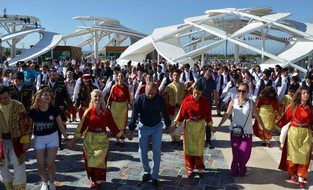 Expo 2016’da, 30 Üniversiteden Bin Öğrenciyle ‘birlik Ve Barış’ Halayı