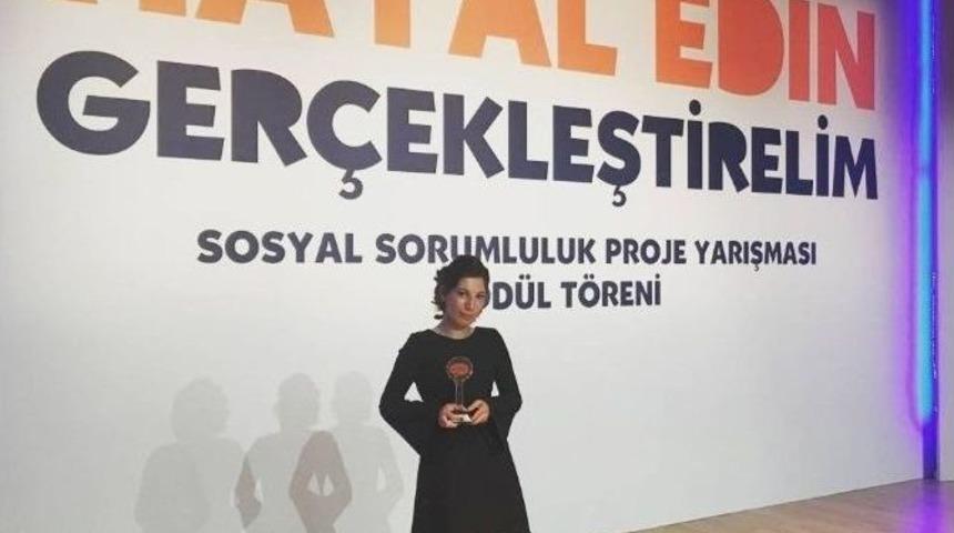 En &Ccedil;ok Başvuru &Ouml;d&uuml;l&uuml; Ve Kategori Birinciliği &Uuml;niversiteden