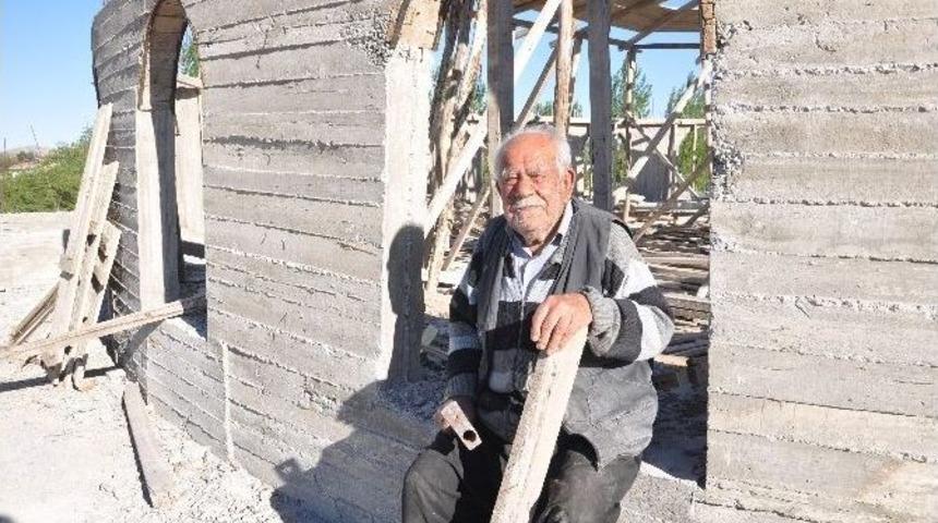 Varını Yoğunu Harcadı, Cami İnşaatından Vazge&ccedil;medi