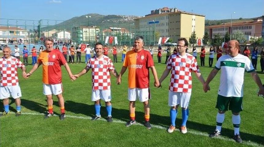 Efsane Futbolcular Ter&ouml;r Ve Madde Bağımlılığına Tepki İ&ccedil;in Sahaya &Ccedil;ıktı