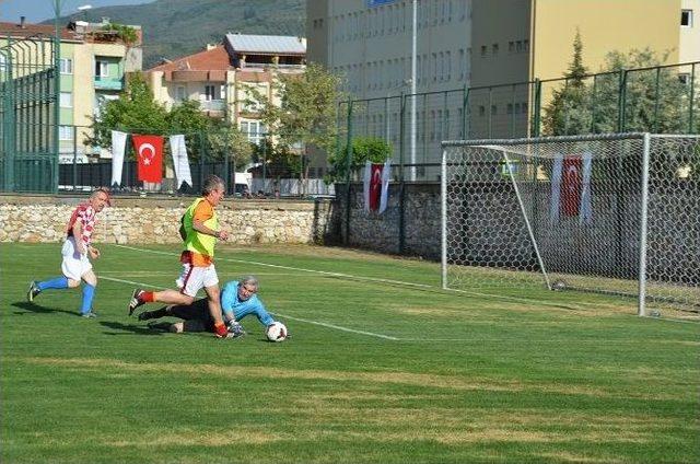 Efsane Futbolcular Terör Ve Madde Bağımlılığına Tepki İçin Sahaya Çıktı