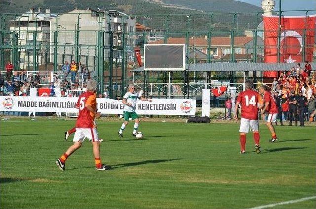 Efsane Futbolcular Terör Ve Madde Bağımlılığına Tepki İçin Sahaya Çıktı