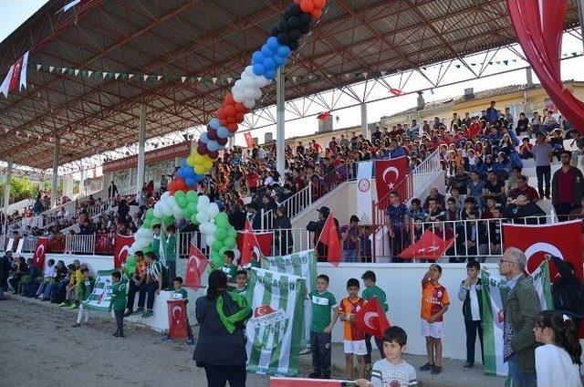 Efsane Futbolcular Terör Ve Madde Bağımlılığına Tepki İçin Sahaya Çıktı