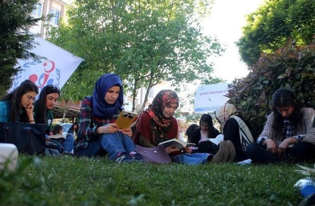 Gen&ccedil;lik Okuyor