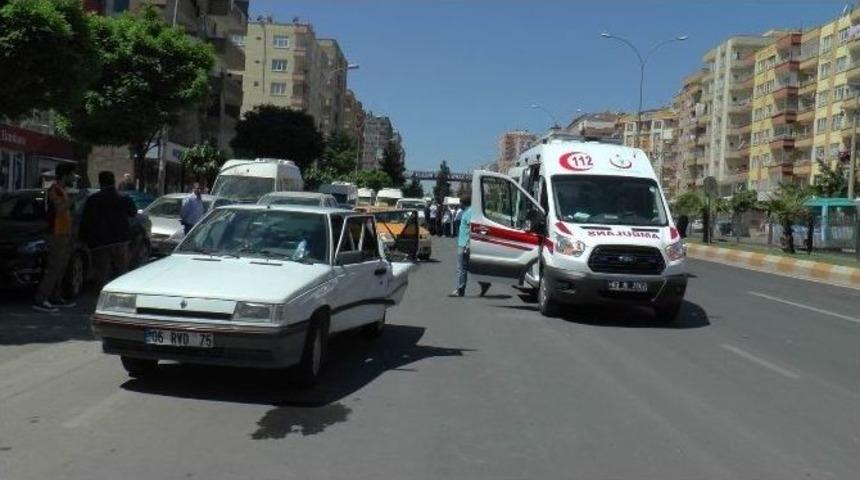 &Uuml;&ccedil; Aracın Karıştığı Kazada S&uuml;r&uuml;c&uuml;lerden Biri Yaralandı