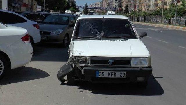 Üç Aracın Karıştığı Kazada Sürücülerden Biri Yaralandı